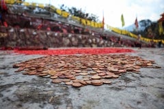 Серии монеток на поле на религиозном месте стоковые фото Серии монеток на поле на религиозном месте стоковые фото