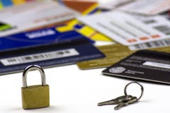 Серии разбросанных различных кредитных карточек Малый padlock и ключи к нему стоковое изображение rf Серии разбросанных различных кредитных карточек Малый padlock и ключи к нему стоковое изображение rf