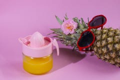Серия ананаса с солнечными очками на желтой голубой и розовой предпосылке стоковое изображение Серия ананаса с солнечными очками на желтой голубой и розовой предпосылке стоковое изображение