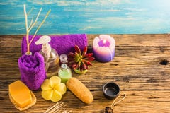 Серия ароматерапии a курорта взгляд сверху терапии ароматности курорта на деревянном столе стоковые изображения rf Серия ароматерапии a курорта взгляд сверху терапии ароматности курорта на деревянном столе стоковые изображения rf