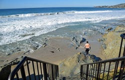 Серфер возглавляя вне к прибою на пляже улицы ручейков в пляже Laguna, Калифорнии стоковая фотография Серфер возглавляя вне к прибою на пляже улицы ручейков в пляже Laguna, Калифорнии стоковая фотография