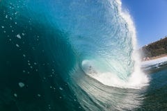 Серфинг обтирает вне волну внутренности голубую полую разбивая стоковое фото rf Серфинг обтирает вне волну внутренности голубую полую разбивая стоковое фото rf