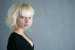 серый цвет девушки способа предпосылки красивейший белокурый стоковое изображение серый цвет девушки способа предпосылки красивейший белокурый стоковое изображение