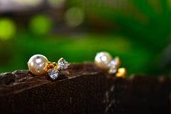 Серьги естественного жемчуга красивые и дорогие как ювелирные изделия для дам стоковое изображение Серьги естественного жемчуга красивые и дорогие как ювелирные изделия для дам стоковое изображение