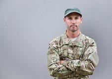 серьезный солдат при его сложенные руки Бетонная стена позади стоковая фотография серьезный солдат при его сложенные руки Бетонная стена позади стоковая фотография