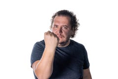 Серьезный человек показывает сжатый кулак жеста, смотря камеру, изолированный вид спереди, стоковые фотографии rf Серьезный человек показывает сжатый кулак жеста, смотря камеру, изолированный вид спереди, стоковые фотографии rf