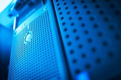 Сетевые серверы в комнате комнаты данных отечественной стоковое фото rf Сетевые серверы в комнате комнаты данных отечественной стоковое фото rf