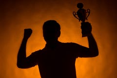 Силуэт человека держа чашку чемпиона стоковые фотографии rf Силуэт человека держа чашку чемпиона стоковые фотографии rf