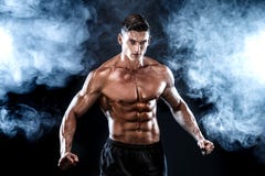 Сильный человек культуриста с совершенным abs, плечами, бицепсом, трицепсом, комодом стоковые изображения rf Сильный человек культуриста с совершенным abs, плечами, бицепсом, трицепсом, комодом стоковые изображения rf