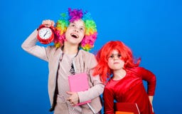 Сигнал тревоги школы Беспокойство девушки о времени Концепция дисциплины и времени Школьное образование цирка Время иметь потеху стоковое фото rf Сигнал тревоги школы Беспокойство девушки о времени Концепция дисциплины и времени Школьное образование цирка Время иметь потеху стоковое фото rf