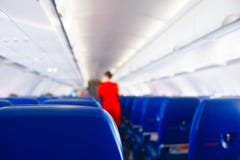 Сиденье пассажира в самолете, интерьер самолета и предпосылка stewardess Stewardess представляет обслуживания для пассажиров стоковые изображения Сиденье пассажира в самолете, интерьер самолета и предпосылка stewardess Stewardess представляет обслуживания для пассажиров стоковые изображения