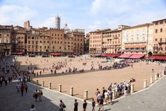 СИЕНА, ИТАЛИЯ 10-ОЕ ИЮЛЯ 2018: Панорама квадрата Аркады del Campo Campo, Palazzo Publico стоковое изображение СИЕНА, ИТАЛИЯ 10-ОЕ ИЮЛЯ 2018: Панорама квадрата Аркады del Campo Campo, Palazzo Publico стоковое изображение