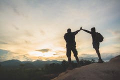 Силуэт hikers стоя поверх холма и наслаждаясь восходом солнца над долиной, семьей, парами, мужчиной и женщиной, стоя дальше стоковые фотографии rf Силуэт hikers стоя поверх холма и наслаждаясь восходом солнца над долиной, семьей, парами, мужчиной и женщиной, стоя дальше стоковые фотографии rf