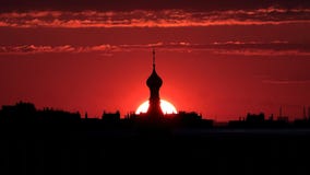 Силуэт верхней части церков темно-красный заход солнца стоковые изображения rf Силуэт верхней части церков темно-красный заход солнца стоковые изображения rf
