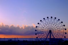 Силуэт колеса Ferris с предпосылкой захода солнца стоковая фотография Силуэт колеса Ferris с предпосылкой захода солнца стоковая фотография