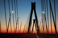Силуэт моста против выравниваясь неба стоковое изображение Силуэт моста против выравниваясь неба стоковое изображение