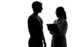 Силуэт пациента, здравоохранения и медицины женского доктора рассматривая мужского стоковые изображения Силуэт пациента, здравоохранения и медицины женского доктора рассматривая мужского стоковые изображения