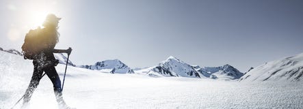 Силуэт пешей женщины в зиме Montains стоковая фотография Силуэт пешей женщины в зиме Montains стоковая фотография