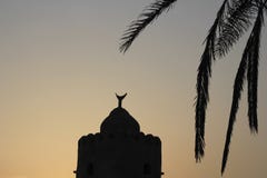 Силуэт финиковой пальмы мечети eid аравийской архитектуры серповидный стоковое изображение Силуэт финиковой пальмы мечети eid аравийской архитектуры серповидный стоковое изображение