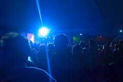 Силуэты большое количество людей на предпосылке фар Концепция: торжество, ралли стоковые фото Силуэты большое количество людей на предпосылке фар Концепция: торжество, ралли стоковые фото