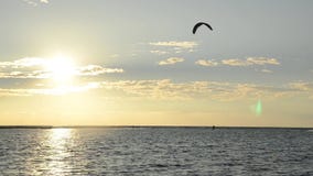 Силуэты серферов змея на заходе солнца Kiter на море Побережье Черногории и Адриатическое море Спорт и воссоздание Ada Bojana Силуэты серферов змея на заходе солнца Kiter на море Побережье Черногории и Адриатическое море Спорт и воссоздание Ada Bojana