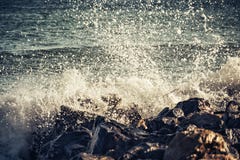 Сильная волна ударов моря на утесах стоковое фото rf Сильная волна ударов моря на утесах стоковое фото rf