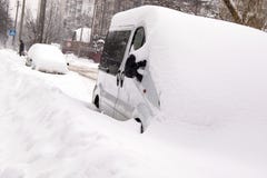 Сильный снегопад в городе и покрытом снег автомобиле стоковое изображение Сильный снегопад в городе и покрытом снег автомобиле стоковое изображение
