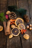 Символы Xmas как гайки, оранжевые куски, ветви дерева, cranber стоковое изображение Символы Xmas как гайки, оранжевые куски, ветви дерева, cranber стоковое изображение