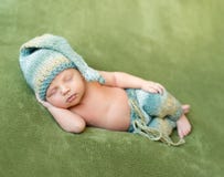 Симпатичное newborn в снах шляпы и трусов завило вверх стоковые фотографии rf Симпатичное newborn в снах шляпы и трусов завило вверх стоковые фотографии rf