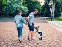 Симпатичное молодое датировка пар битника во время захода солнца лета стоковые изображения Симпатичное молодое датировка пар битника во время захода солнца лета стоковые изображения