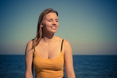 Симпатичный белокурый ослаблять девушки внешний взморьем Стоковые Изображения Симпатичный белокурый ослаблять девушки внешний взморьем Стоковые Изображения