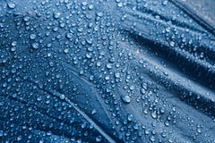 Синий rainproof лист шатра с дождем утра падает стоковое фото rf Синий rainproof лист шатра с дождем утра падает стоковое фото rf