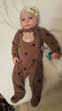 СИНЬ S MOMMIE „МИЛАЯ МАЛЕНЬКАЯ ДРАГОЦЕННАЯ НАБЛЮДАЛА РЕБЕНОК 4 МЕСЯЦЕВ СТАРЫЙ стоковая фотография rf СИНЬ S MOMMIE „МИЛАЯ МАЛЕНЬКАЯ ДРАГОЦЕННАЯ НАБЛЮДАЛА РЕБЕНОК 4 МЕСЯЦЕВ СТАРЫЙ стоковая фотография rf