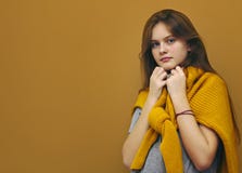 Синь наблюдала коричневая с волосами застенчивая девушка с пропуская волосами в свитере на коричневом цвете стоковое изображение Синь наблюдала коричневая с волосами застенчивая девушка с пропуская волосами в свитере на коричневом цвете стоковое изображение