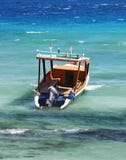 Сиротливая шлюпка в бурном голубом море стоковые фото Сиротливая шлюпка в бурном голубом море стоковые фото