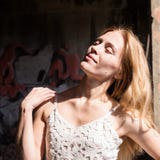 Сиротливая blondy женщина в блузке whit просвечивающей в покинутом здании стоковые фотографии rf Сиротливая blondy женщина в блузке whit просвечивающей в покинутом здании стоковые фотографии rf
