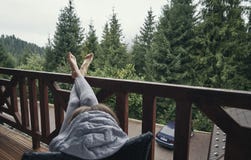 Сиротливая девушка наслаждается свежим воздухом на природе в утре стоковые фото Сиротливая девушка наслаждается свежим воздухом на природе в утре стоковые фото