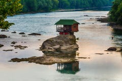 Сиротливый дом на реке Drina в Bajina Basta, Сербии стоковые изображения rf Сиротливый дом на реке Drina в Bajina Basta, Сербии стоковые изображения rf