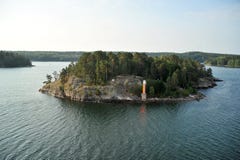Скалистый остров в Балтийском море с маяком стоковое фото rf Скалистый остров в Балтийском море с маяком стоковое фото rf