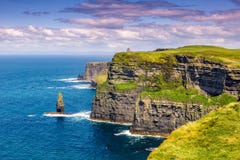 Скалы Moher Ирландии путешествуют путешествующ ocea туризма природы моря стоковые фотографии rf Скалы Moher Ирландии путешествуют путешествующ ocea туризма природы моря стоковые фотографии rf