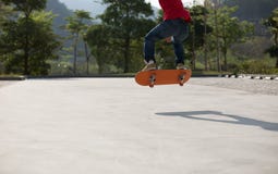 Скейтбордист skateboarding outdoors стоковое изображение Скейтбордист skateboarding outdoors стоковое изображение