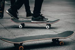 Скейтбордисты skateboarding в skatepark стоковые изображения rf Скейтбордисты skateboarding в skatepark стоковые изображения rf