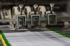 Складывая машина промышленная Демонстрация потока операций Оборудование для печатания цвета стоковые фото Складывая машина промышленная Демонстрация потока операций Оборудование для печатания цвета стоковые фото