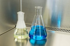 Склянки Erlenmeyer с различными жидкостями в лаборатории химии стоковое фото Склянки Erlenmeyer с различными жидкостями в лаборатории химии стоковое фото
