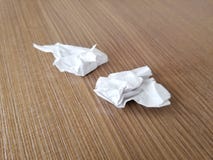 2 скомканных куска бумаги положенного на деревянную таблицу стола стоковые фотографии rf 2 скомканных куска бумаги положенного на деревянную таблицу стола стоковые фотографии rf