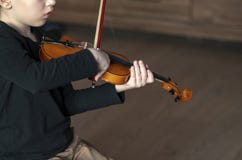 Скрипка владением ручки Скрипка нося мальчика Молодой мальчик играя скрипку, талантливый игрока скрипки саксофон части аппаратуры стоковые фотографии rf Скрипка владением ручки Скрипка нося мальчика Молодой мальчик играя скрипку, талантливый игрока скрипки саксофон части аппаратуры стоковые фотографии rf