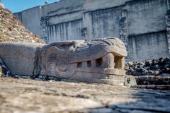 Скульптура змея в ацтекском мэре Templo виска на руинах Tenochtitlan - Мехико, Мексики Стоковые Фото Скульптура змея в ацтекском мэре Templo виска на руинах Tenochtitlan - Мехико, Мексики Стоковые Фото
