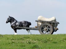 Скульптура лошади и телеги Perceval Сара Lucus, холмом ветрянки, Waddesdon стоковые изображения rf Скульптура лошади и телеги Perceval Сара Lucus, холмом ветрянки, Waddesdon стоковые изображения rf