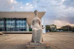Скульптура правосудия перед Верховным Судом Бразилии - трибуналом Supremo федеральным - STF - Brasilia, Distrito федеральное, Бра стоковые изображения Скульптура правосудия перед Верховным Судом Бразилии - трибуналом Supremo федеральным - STF - Brasilia, Distrito федеральное, Бра стоковые изображения