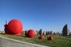 Скульптуры в парке около здания центра Heydar Aliyev культурного стоковые изображения Скульптуры в парке около здания центра Heydar Aliyev культурного стоковые изображения